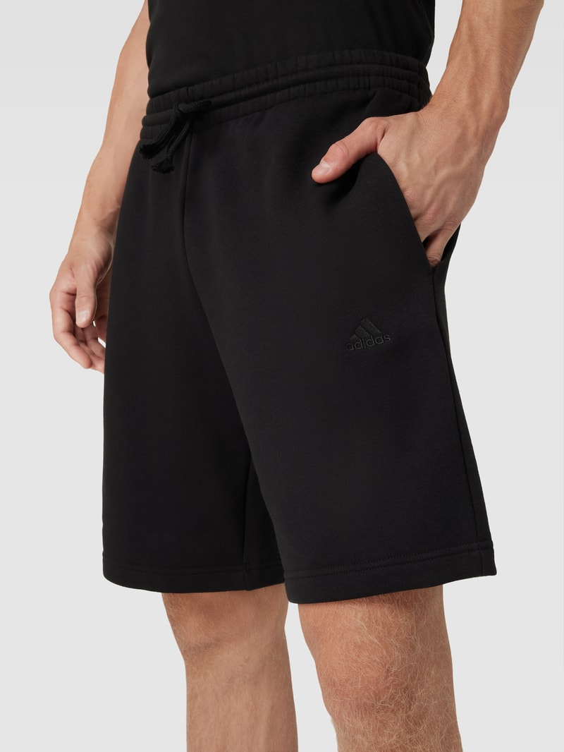 Shorts mit seitlichen Taschen in schwarz