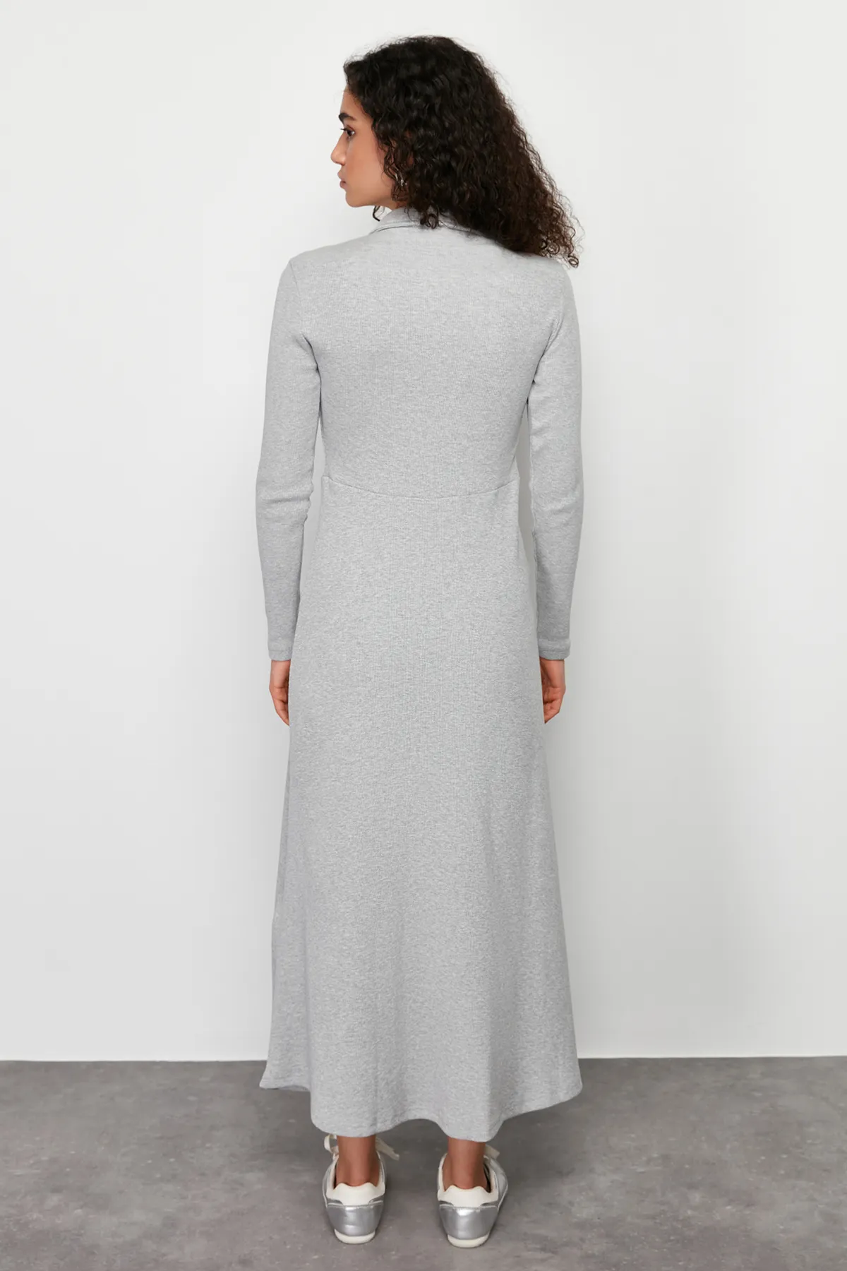 Trendyol Modest  Graues schlichtes Strickkleid mit Polokragen und Knopfdetail TCTSS24EB00123