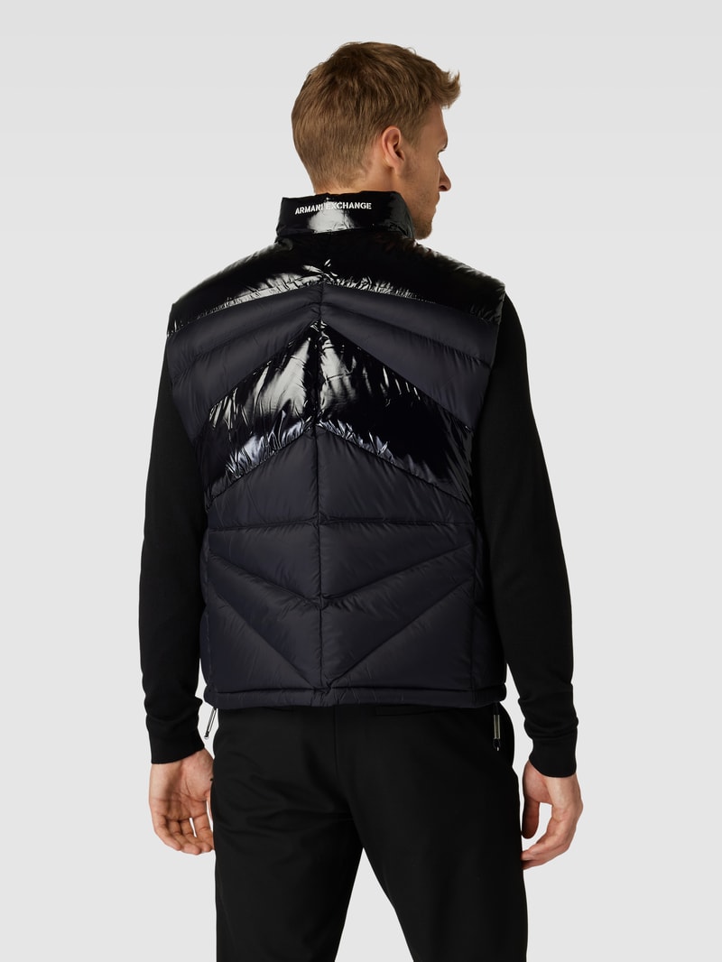 Steppweste mit Reißverschlusstaschen Modell 'Glossy MatMix' in schwarz