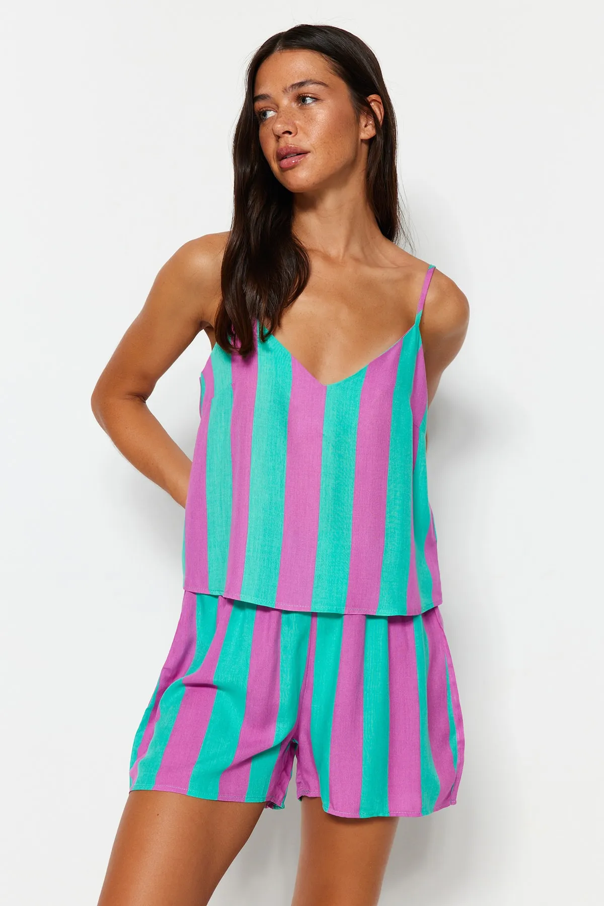 Trendyol Collection  Mehrfarbig gestreiftes Pyjama-Set aus Viskosegewebe mit Seilträgern THMSS23PT00225