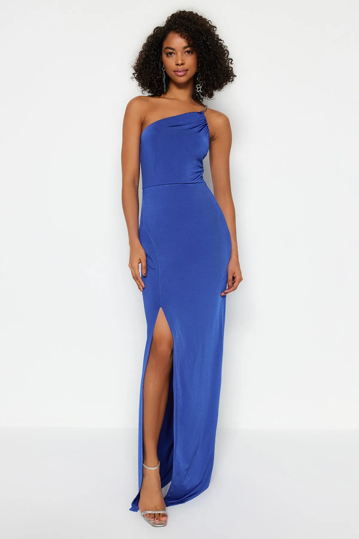 Trendyol Collection  Saks Body-Sitting Langes Abendkleid mit Strick-Accessoires TPRSS23AE00075