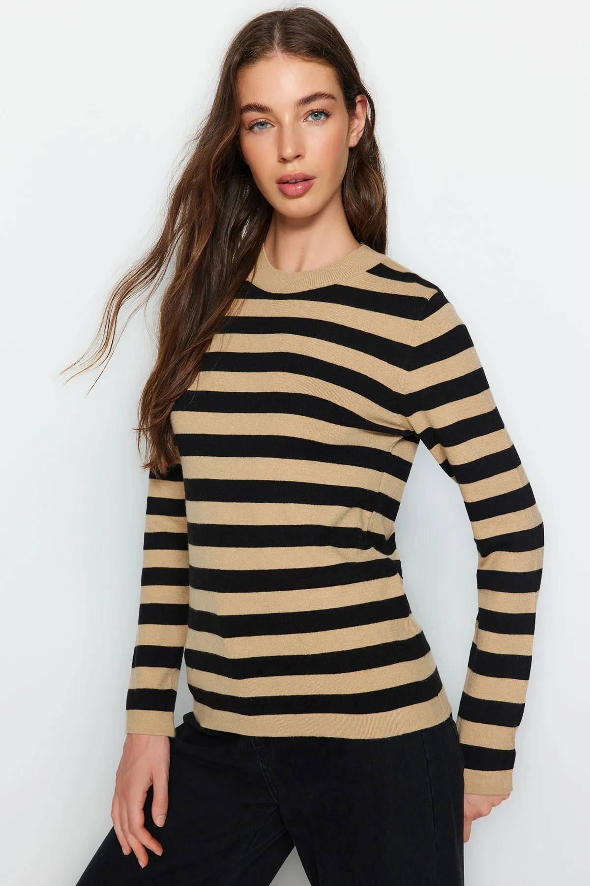Trendyol Collection  Kamelfarbener Strickpullover mit Streifen aus hochwertigem/speziellem Garn mit weicher Textur TWOAW24KZ00133