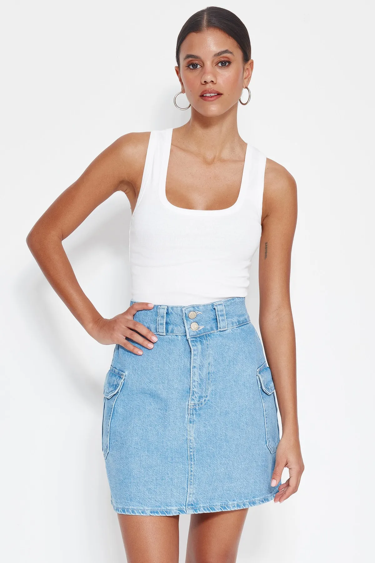 Trendyol Collection  Blauer Mini-Jeansrock mit Taschendetail TWOSS23ET00117