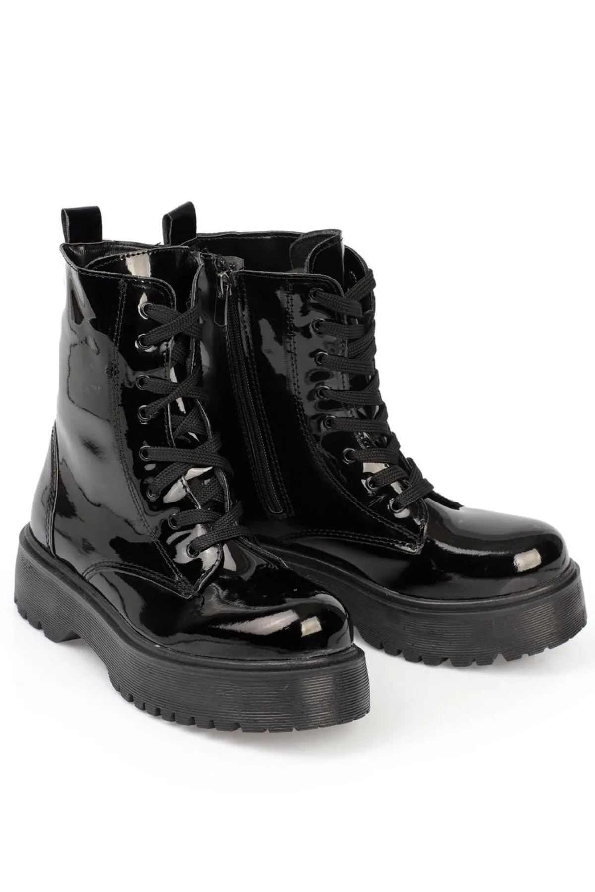 Capone Outfitters  Runde Zehenpartie, Schnürung vorne, seitlicher Reißverschluss, knöchellange Trak-Sohlen-Damenstiefel