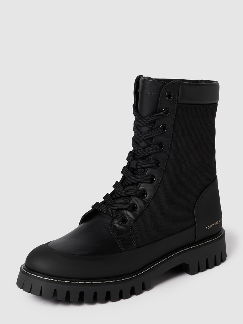Boots mit Kontrastbesatz in schwarz