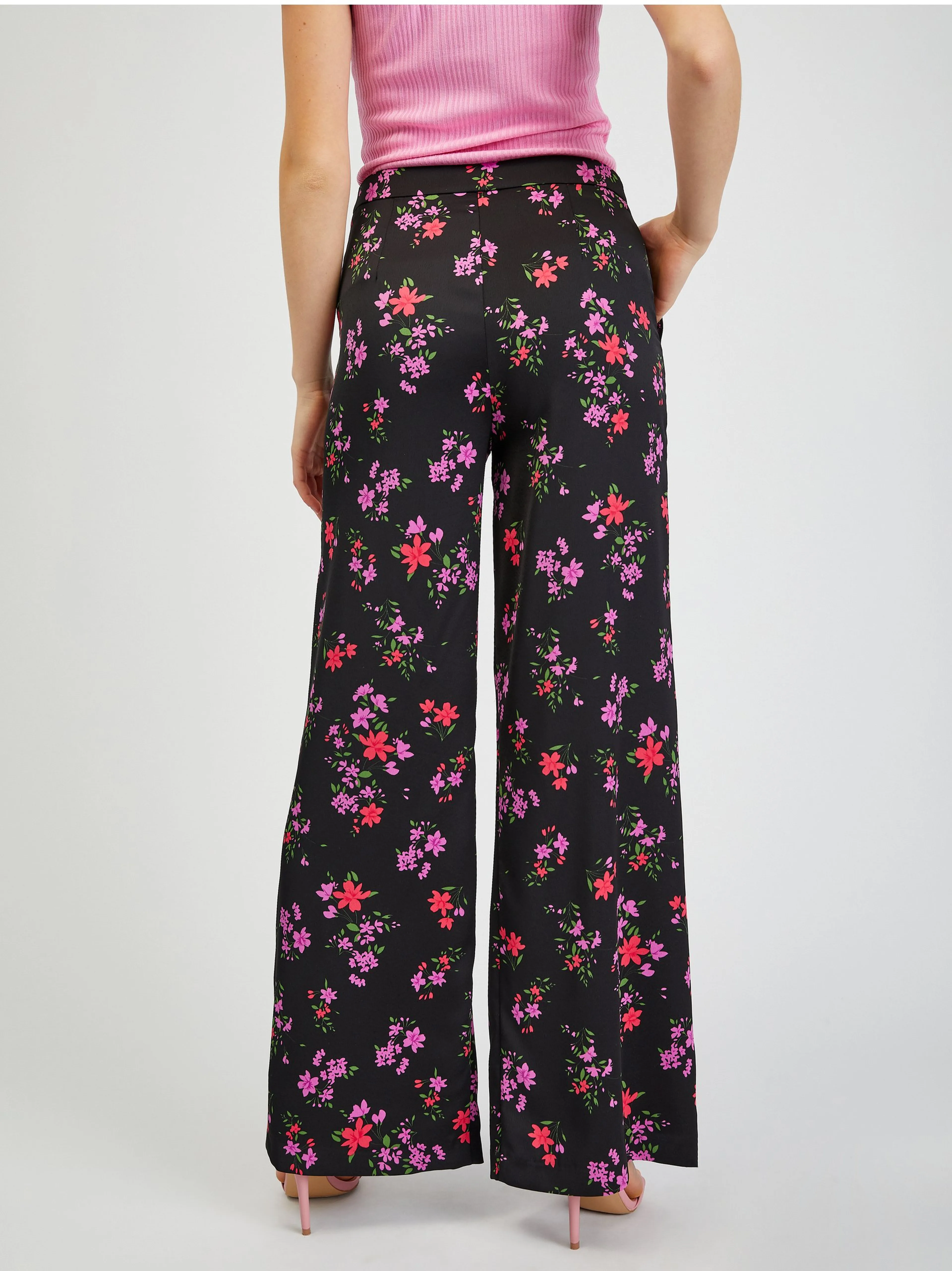 Schwarze Damenhose mit weitem Bein und Blumenmuster ORSAY