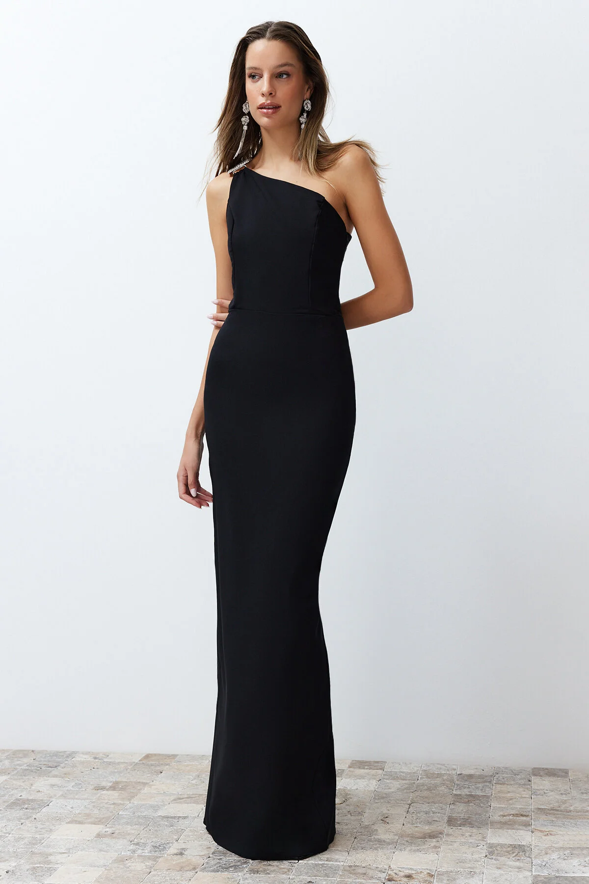 Trendyol Collection  Langes Abendkleid mit schwarzen Accessoires TPRSS24AE00127