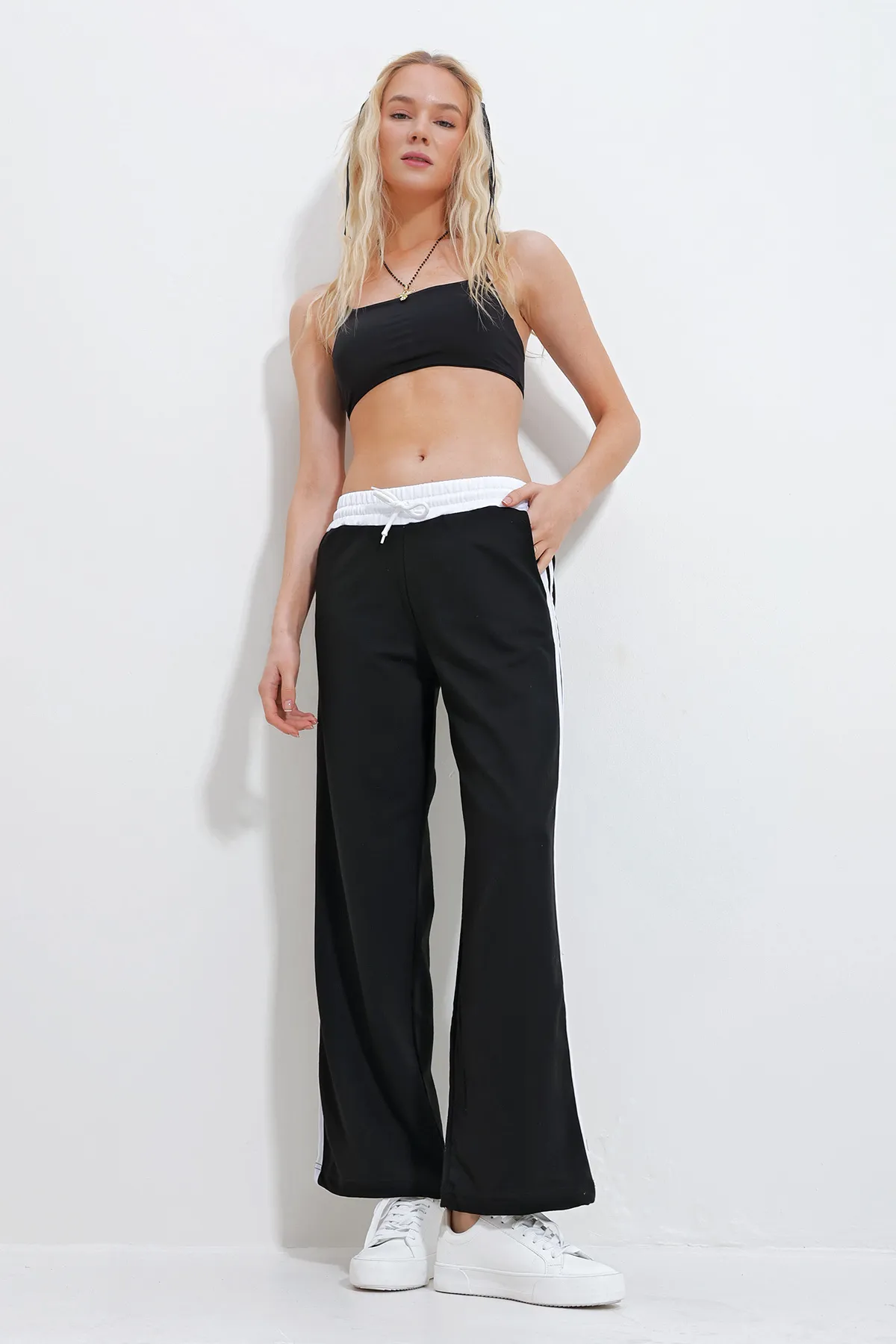 Trend Alaçatı Stili  Schwarze Pazalazzo-Jogginghose mit elastischem Bund und doppeltem Streifen für Damen ALC-X11969