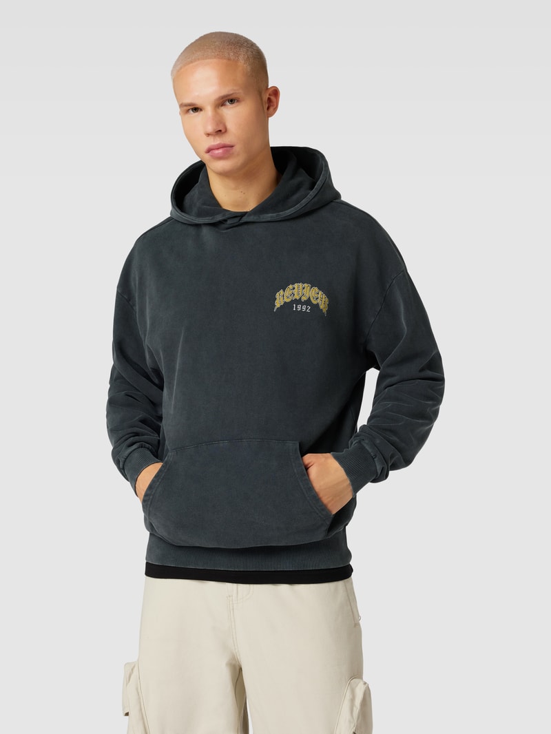 Hoodie mit Motiv-Print und Känguru-Tasche in schwarz