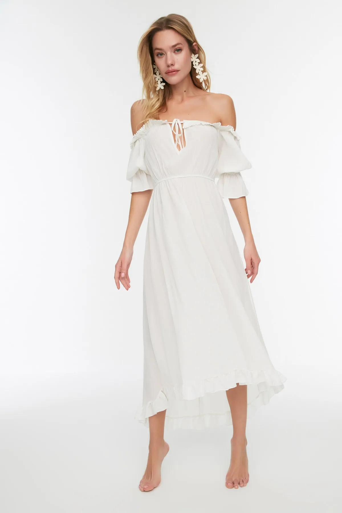 Trendyol Collection  Ecrufarbenes Strandkleid mit Carmenkragen TBESS19BB0101