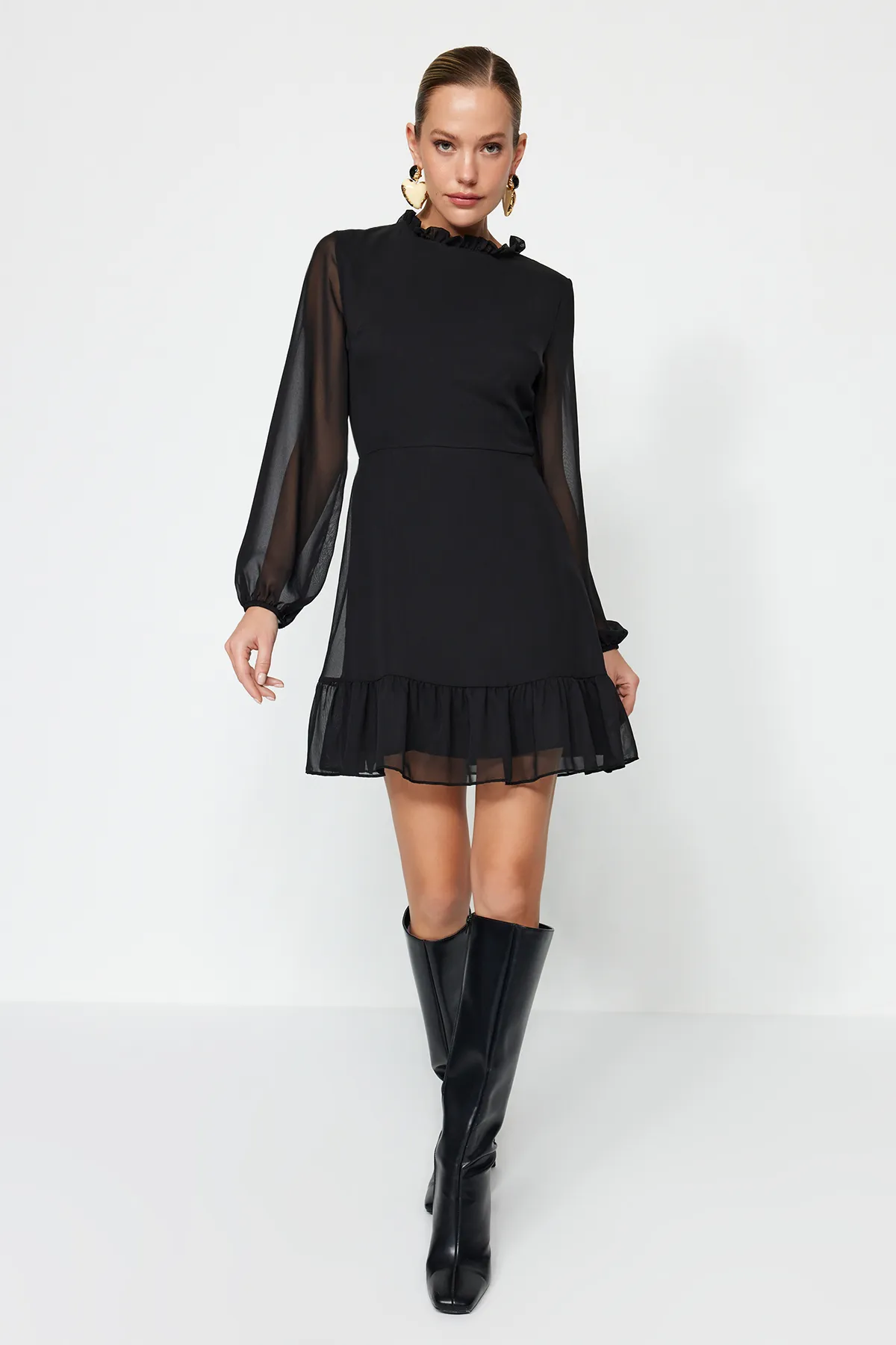 Trendyol Collection  Schwarzes A-Linien-Minikleid mit Rüschendetail und Stehkragen aus Chiffon mit Futter TWOAW24EL00722