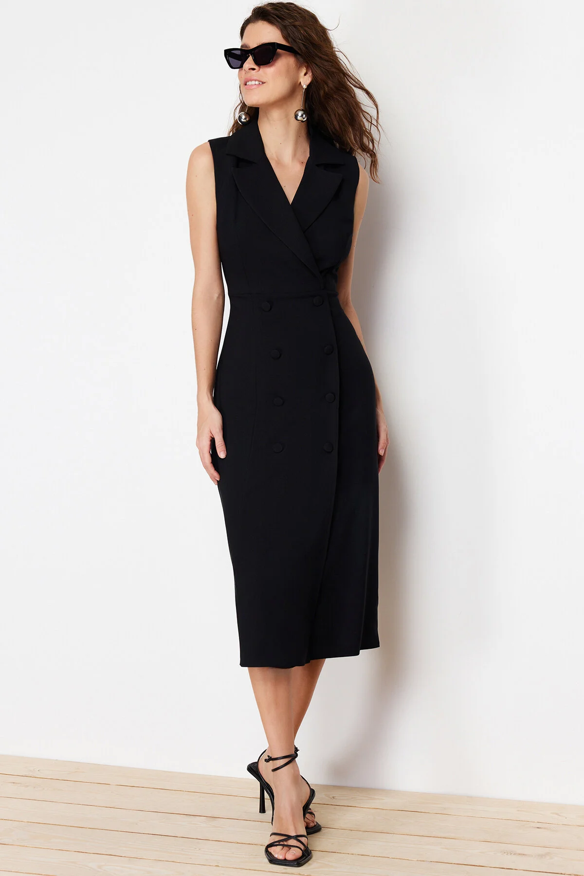 Trendyol Collection  Schwarzes, körperbetontes, ärmelloses Midi-Webkleid mit Knopfdetail und zweireihigem Kragen TWOSS24EL00616
