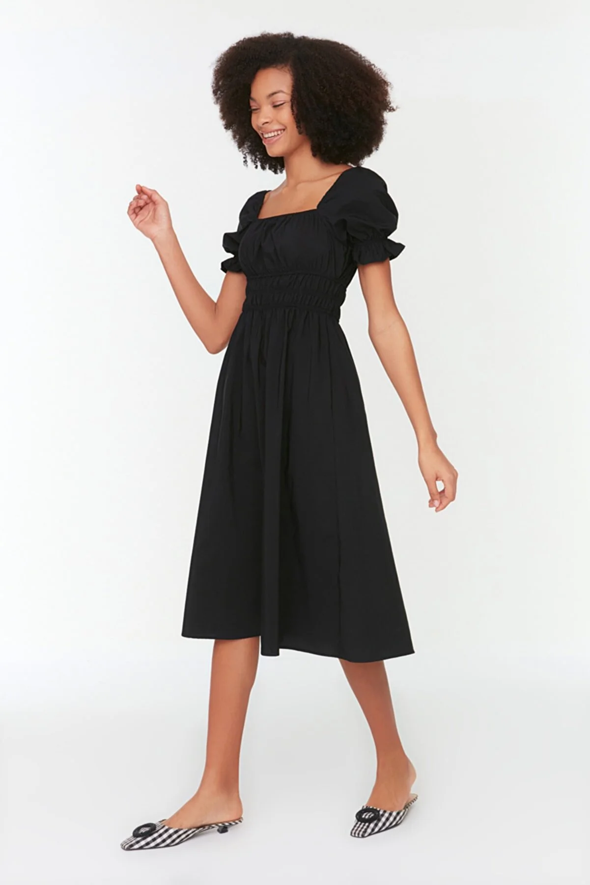 Trendyol Collection  Schwarzes Midi-Webkleid mit Ballonärmeln und Taillenöffnung TWOSS22EL1768