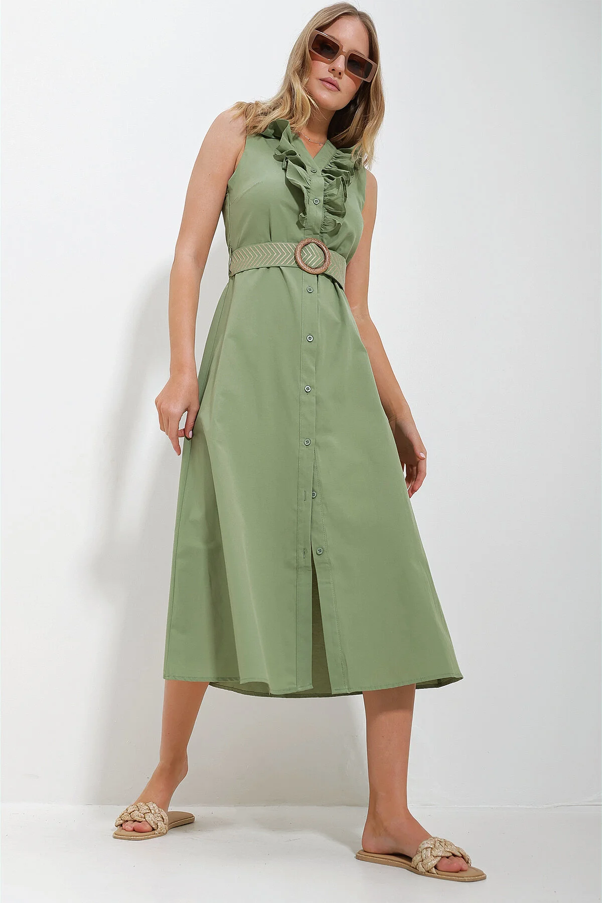 Trend Alaçatı Stili  Damenkleid aus Popeline in Khaki mit Rüschengürtel vorne und gewebtem Kleid ALC-X11609