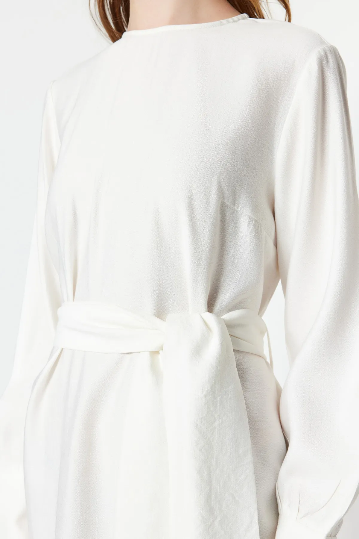 Trendyol Modest  Weißes, gewebtes Kleid in Leinenoptik mit breitem Gürtel und Reißverschlussbündchen TCTSS23EB00219