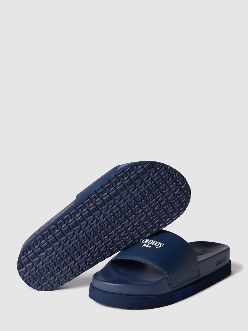Slides mit Plateausohle Modell 'TOMMY JEANS FLATFORM POOL' in marineblau