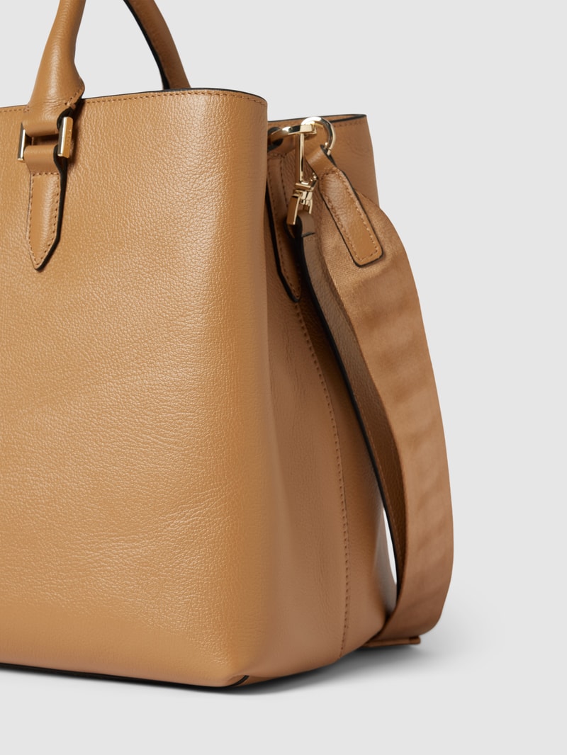 Handtasche mit Label-Applikation Modell 'Alyce' in camel