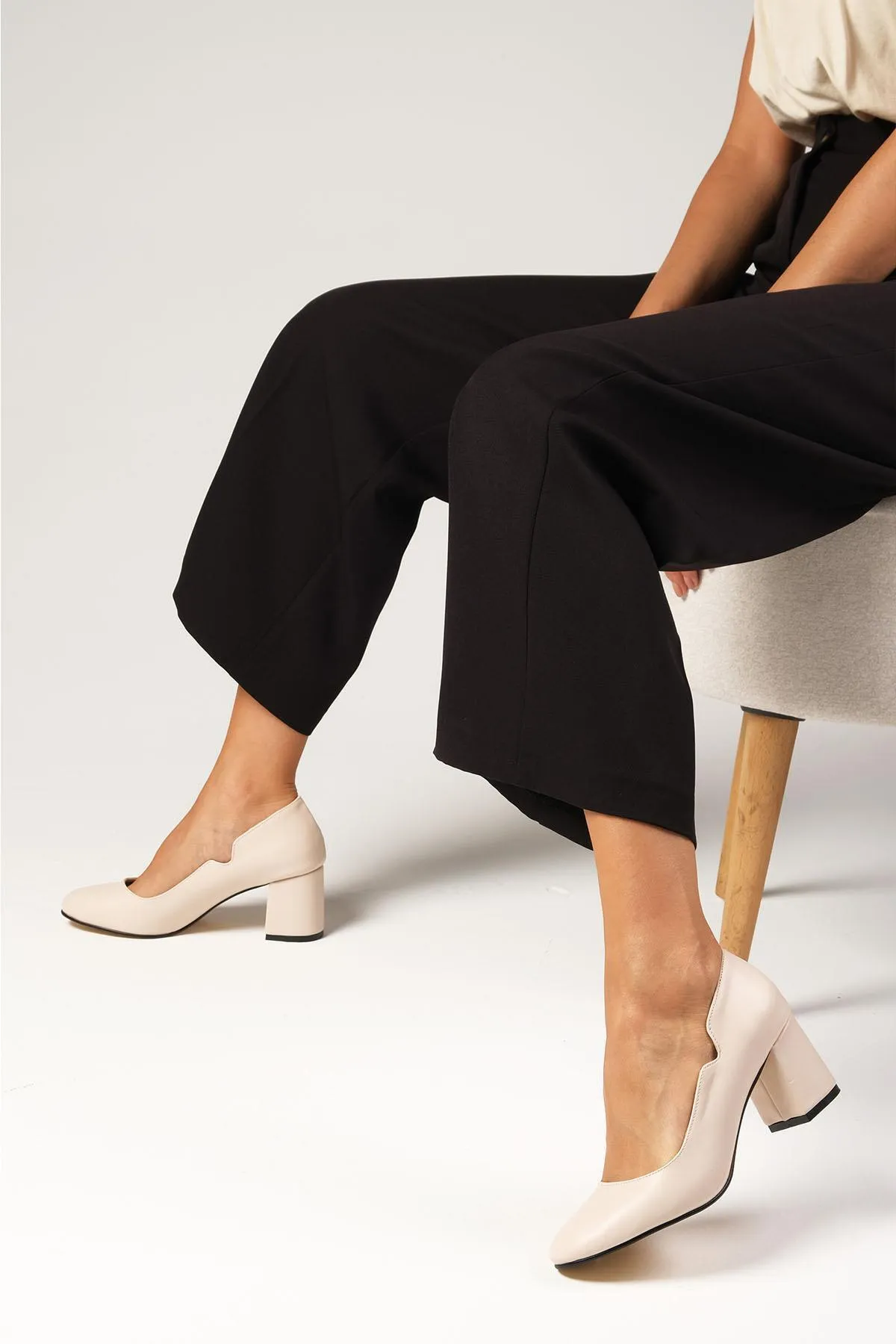 Mio Gusto  Beigefarbene Damenschuhe mit runder Zehenpartie und Absatz