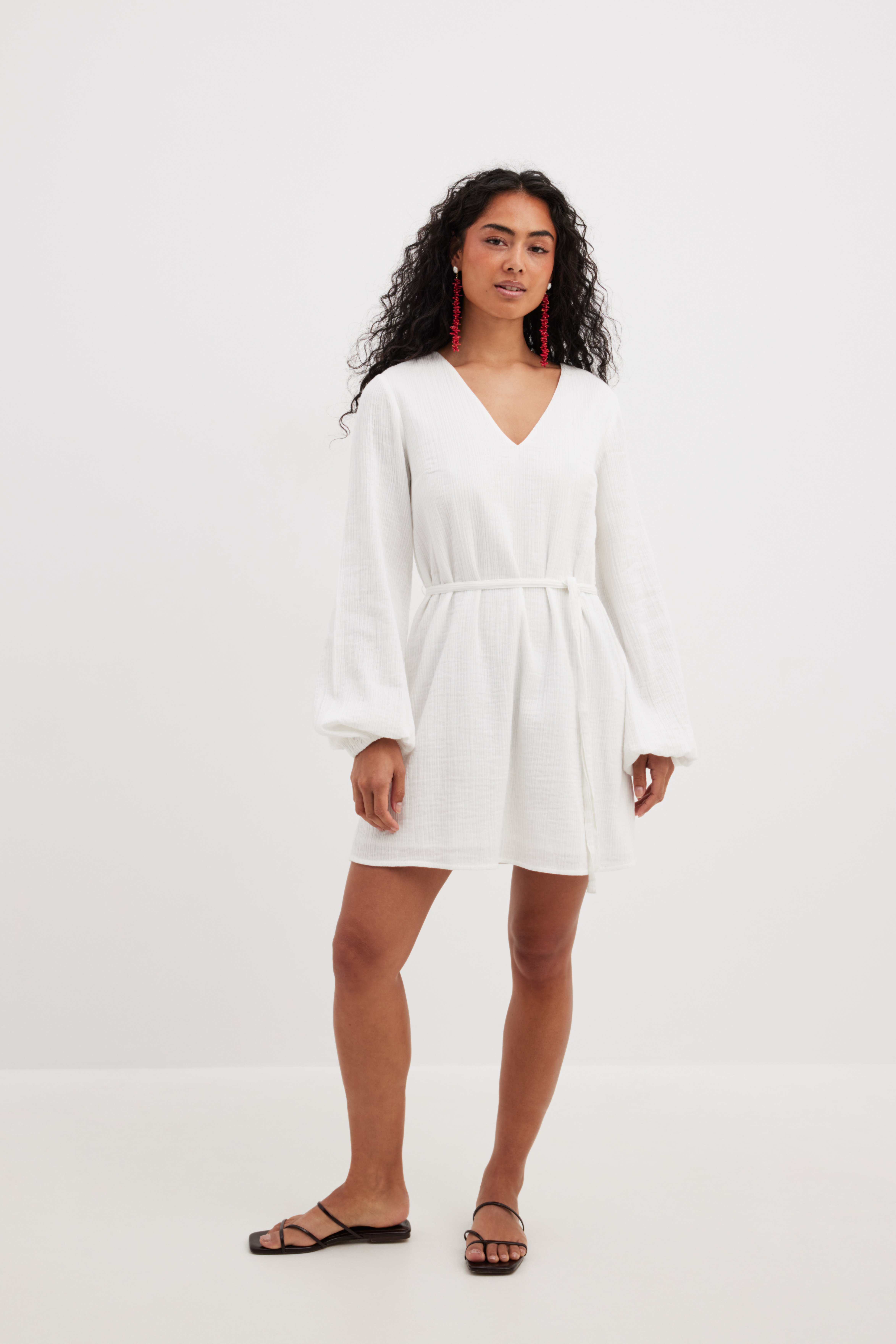 Minikleid aus weicher Baumwolle mit Bindegürtel