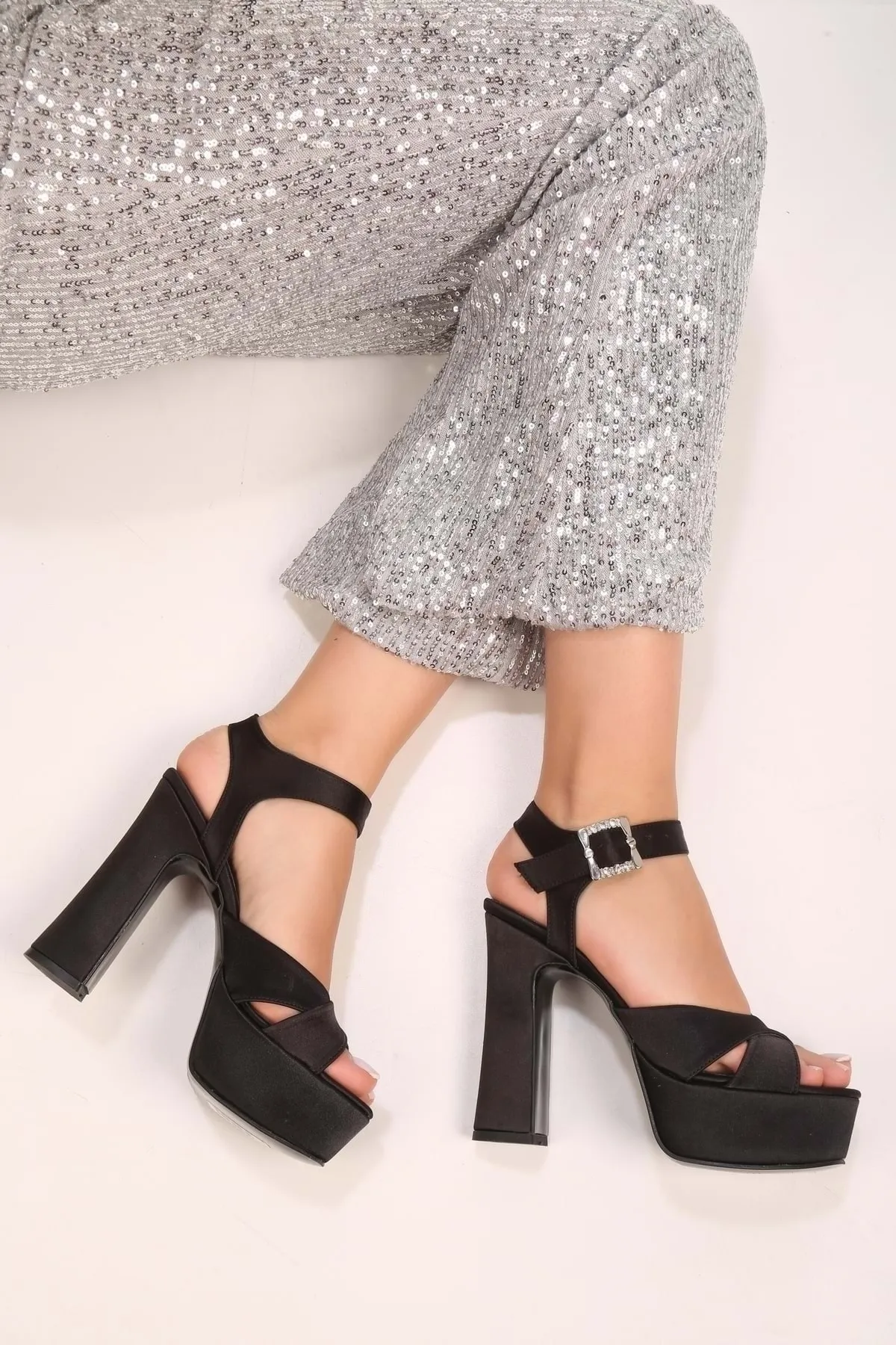 Shoeberry  Schwarze Pier-Schuhe mit Plateausohle aus Satin für Damen