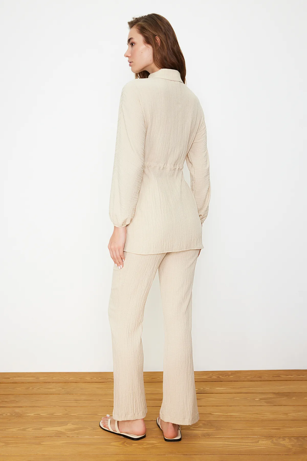Trendyol Modest  Nerzfarbenes Crinkle-Hemd-Hose-Set mit gewebter Unterseite und Oberteil TCTSS24US00019