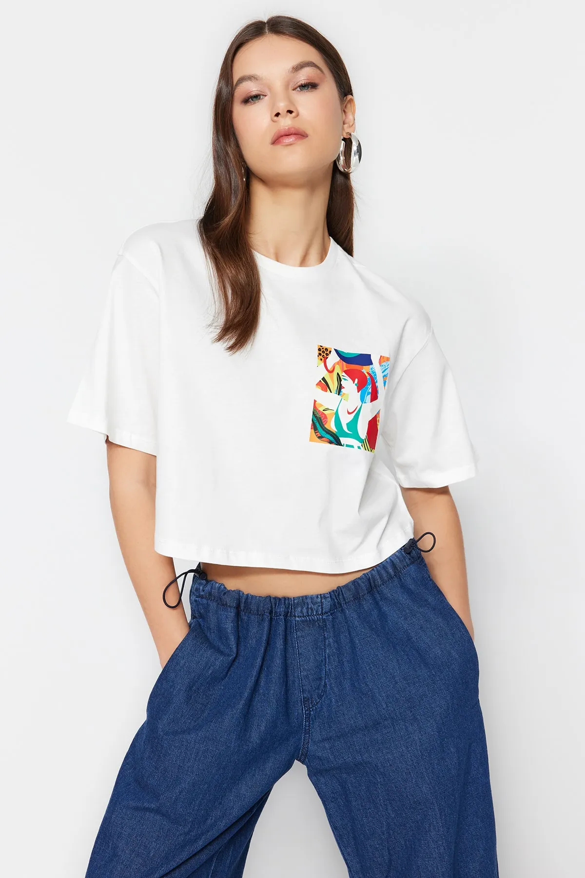 Trendyol Collection  Weißes, 100 % Baumwolle bedrucktes, entspanntes/weites, entspannt geschnittenes, kurzes Strick-T-Shirt mit Rundhalsausschnitt TWOSS23TS00369