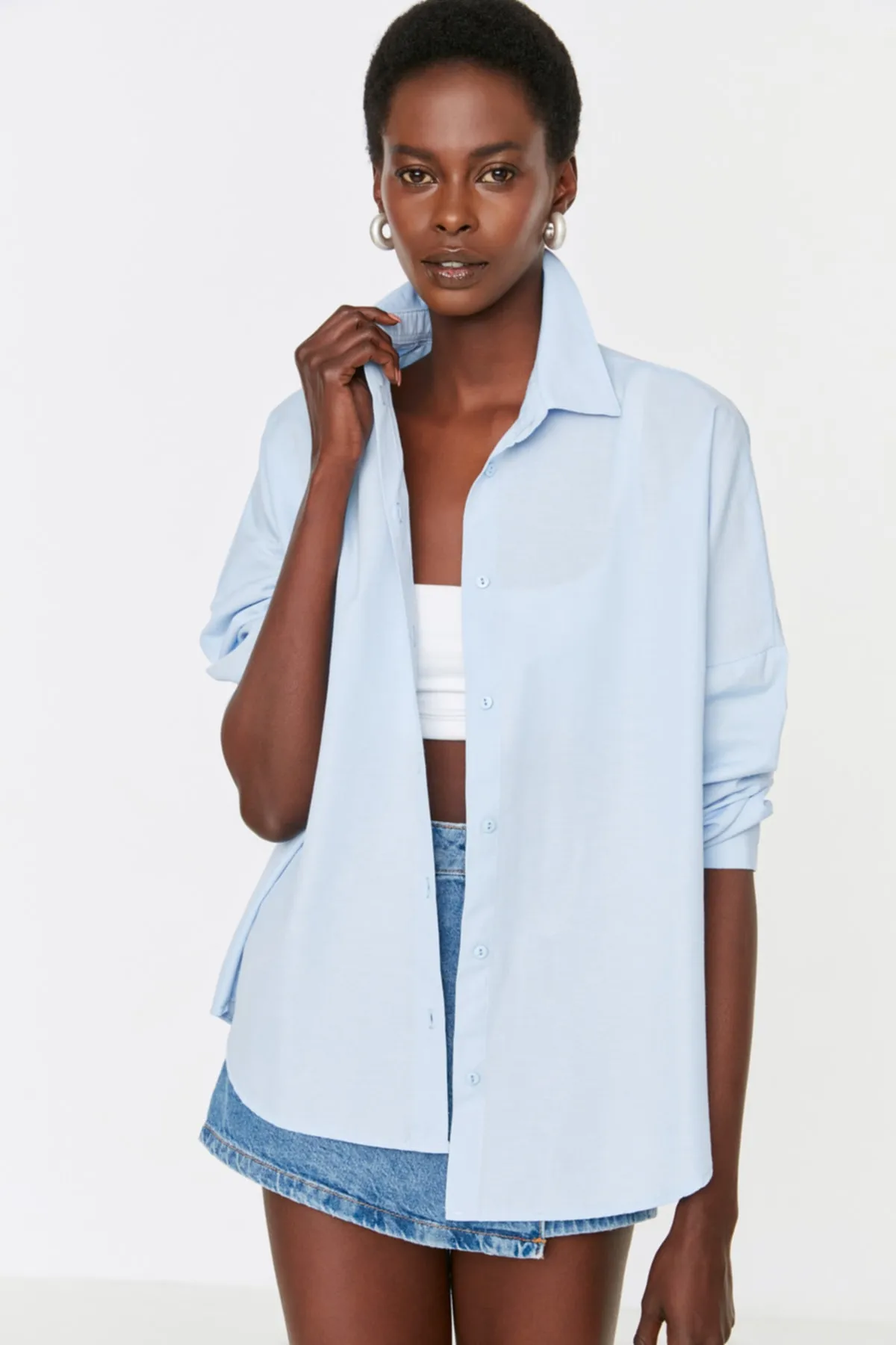 Trendyol Collection  Hellblaues Oversize-Baumwollhemd - Wide Fit Woven TWOSS22GO0669