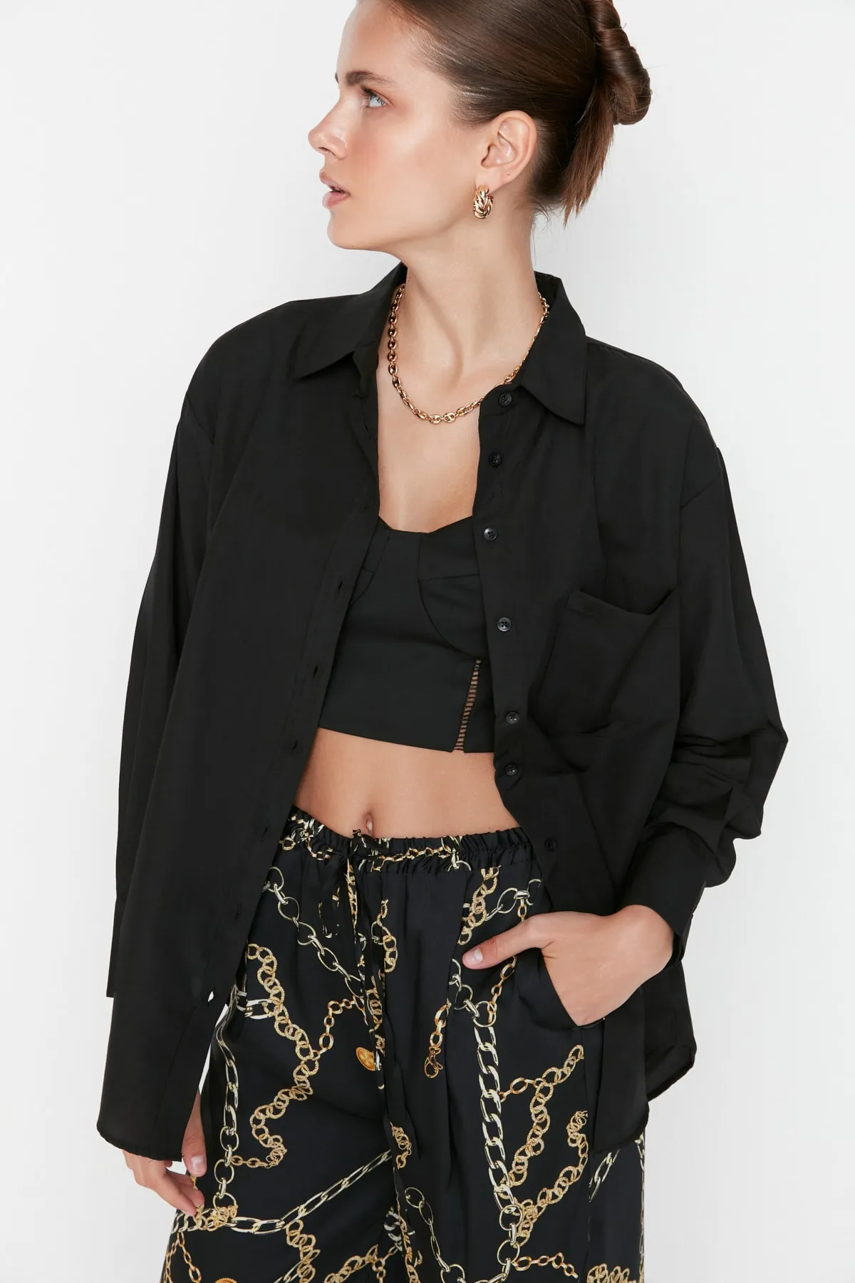 Trendyol Collection  Schwarzes Boyfriend-Hemd mit breiter Passform und gewebter Baumwolle und einer Tasche TWOAW20GO0115