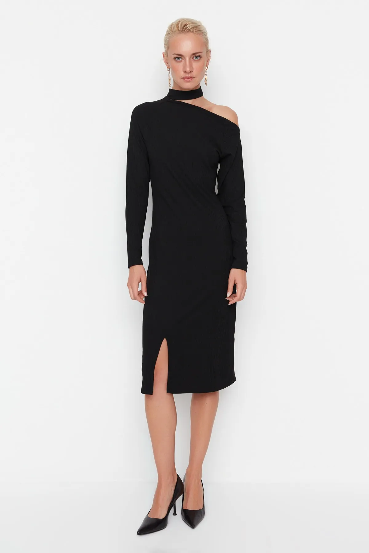 Trendyol Collection  Schwarzes, detailliertes, geripptes Strickkleid mit Ausschnitten TWOAW23EL00107