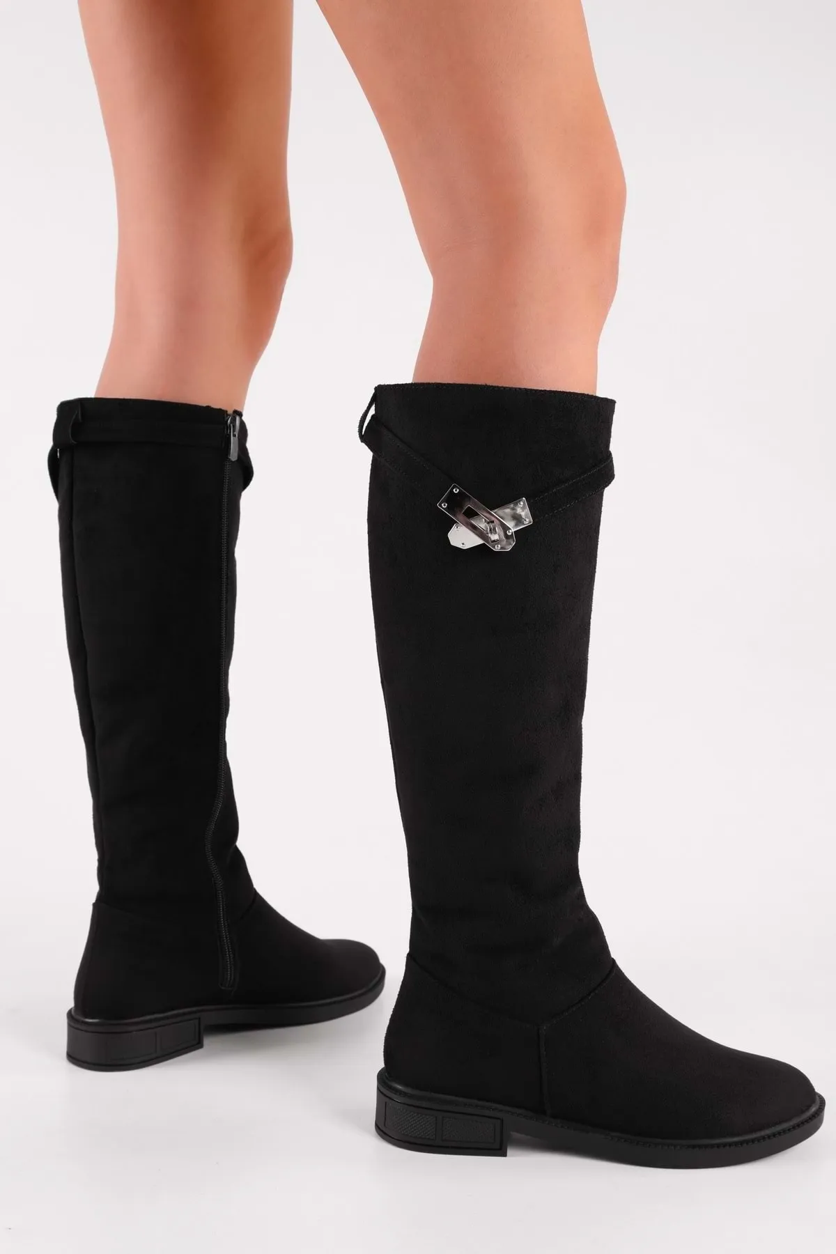 Shoeberry  Damen-Stiefel „Titan“ aus schwarzem Wildleder mit flachem Absatz und Schnalle aus schwarzem Wildleder