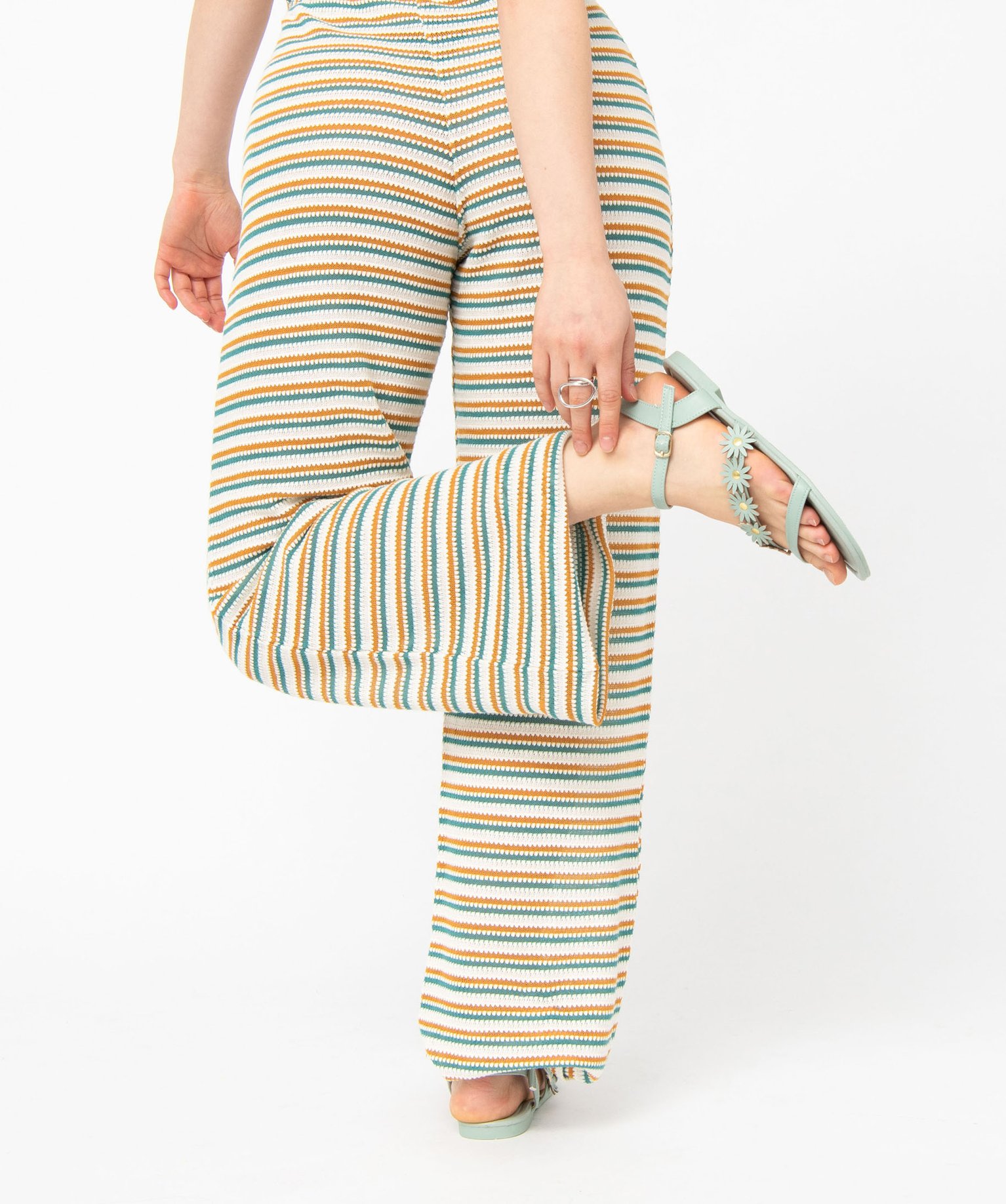 Sandales femme unies à talon plat et fleurs en relief vert clair | GEMO