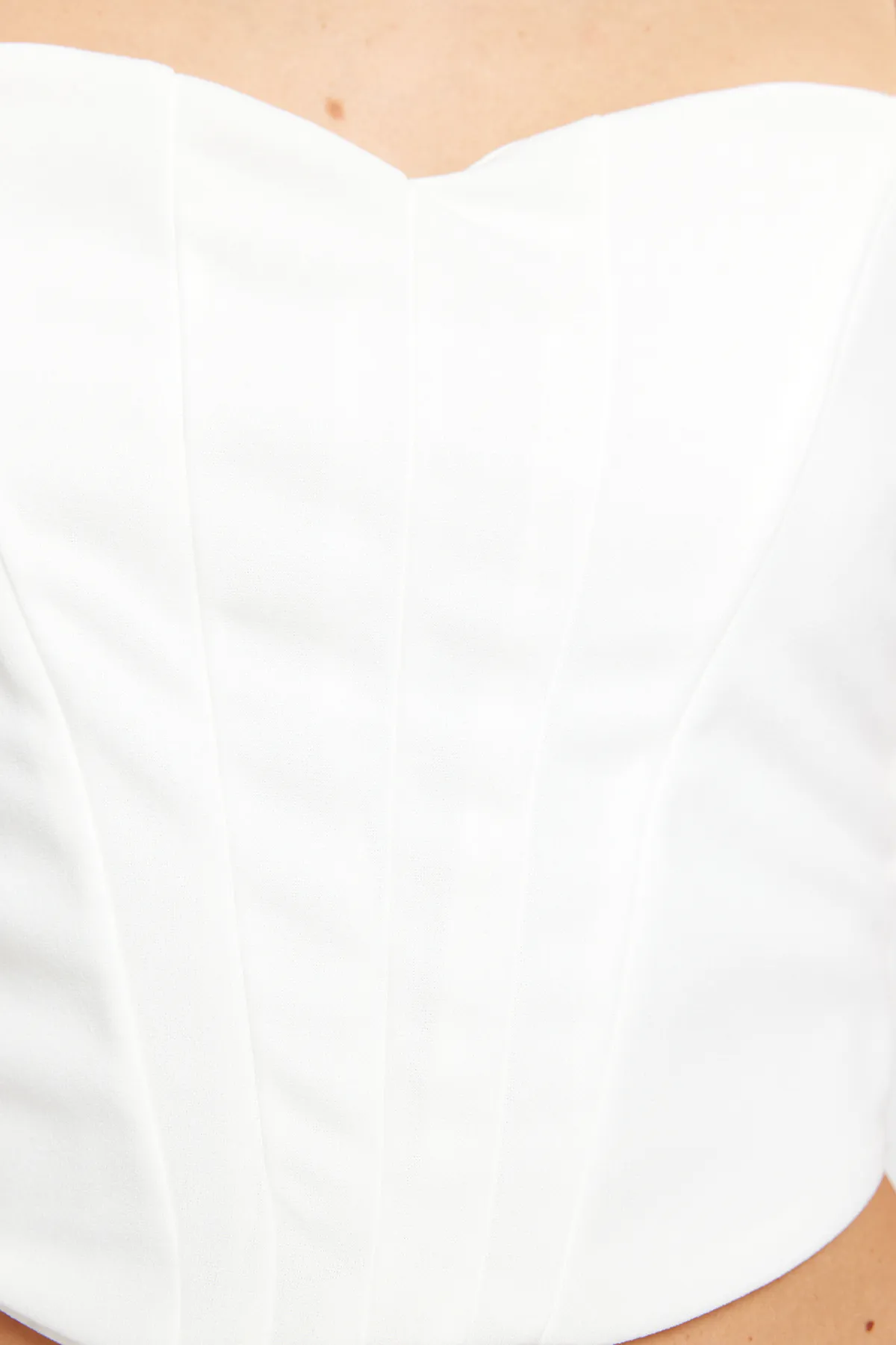 Trendyol Collection  Weißes, eng anliegendes Bustier aus Krepp-Strick mit kurzen Trägern TWOSS23BS00036
