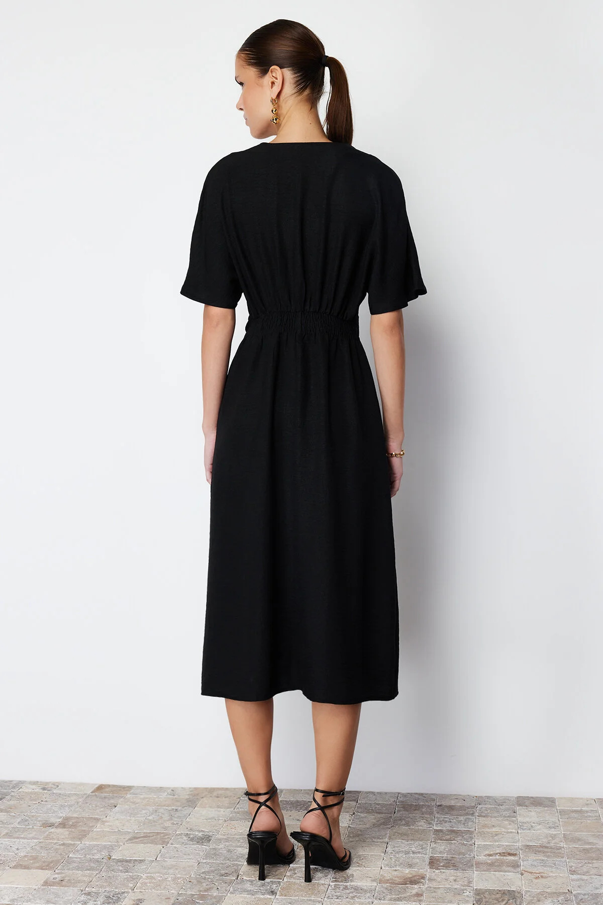 Trendyol Collection  Schwarzes, detailliertes, gewebtes Midikleid in A-Linie/Glockenform mit Krawatte TWOSS23EL01543