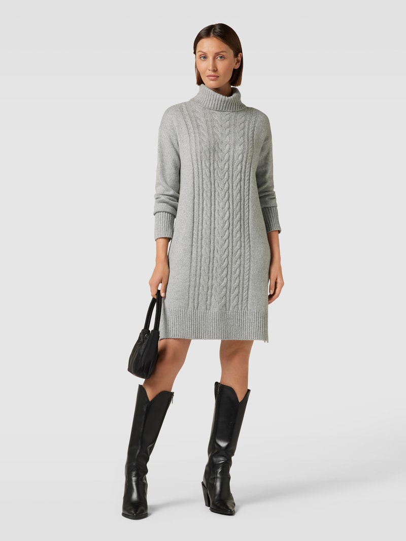 Knielanges Strickkleid mit Zopfmuster in silber meliert