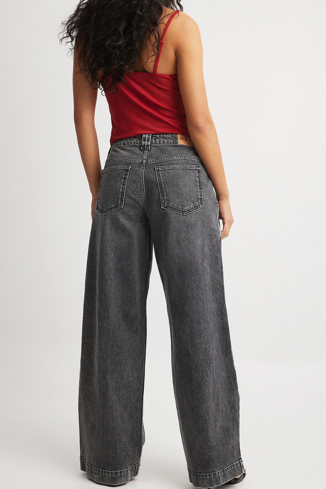 Tief geschnittene Jeans mit Taschendetail