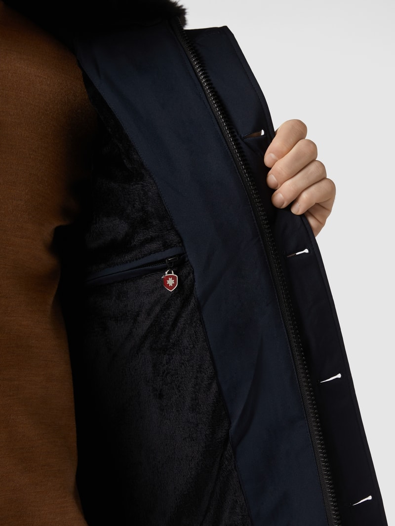 Steppjacke mit Label-Patch in marineblau