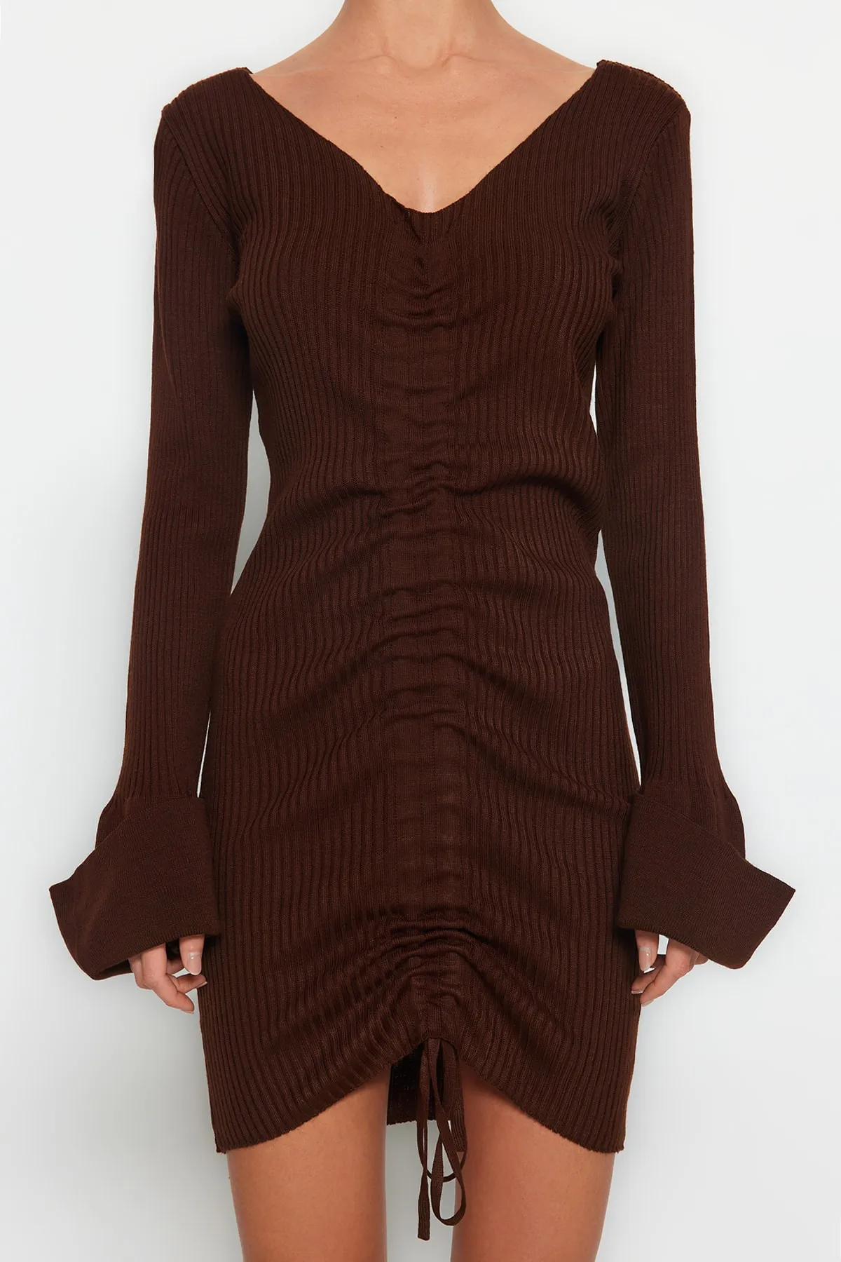Trendyol Collection  Braunes Mini-Strickkleid mit V-Ausschnitt TWOAW22EL0564