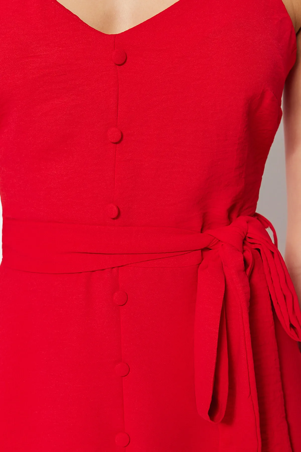 Trendyol Collection  Rotes, gewebtes Maxikleid in A-Linie/Glockenform mit Volant und Gürtel TWOSS23EL02271