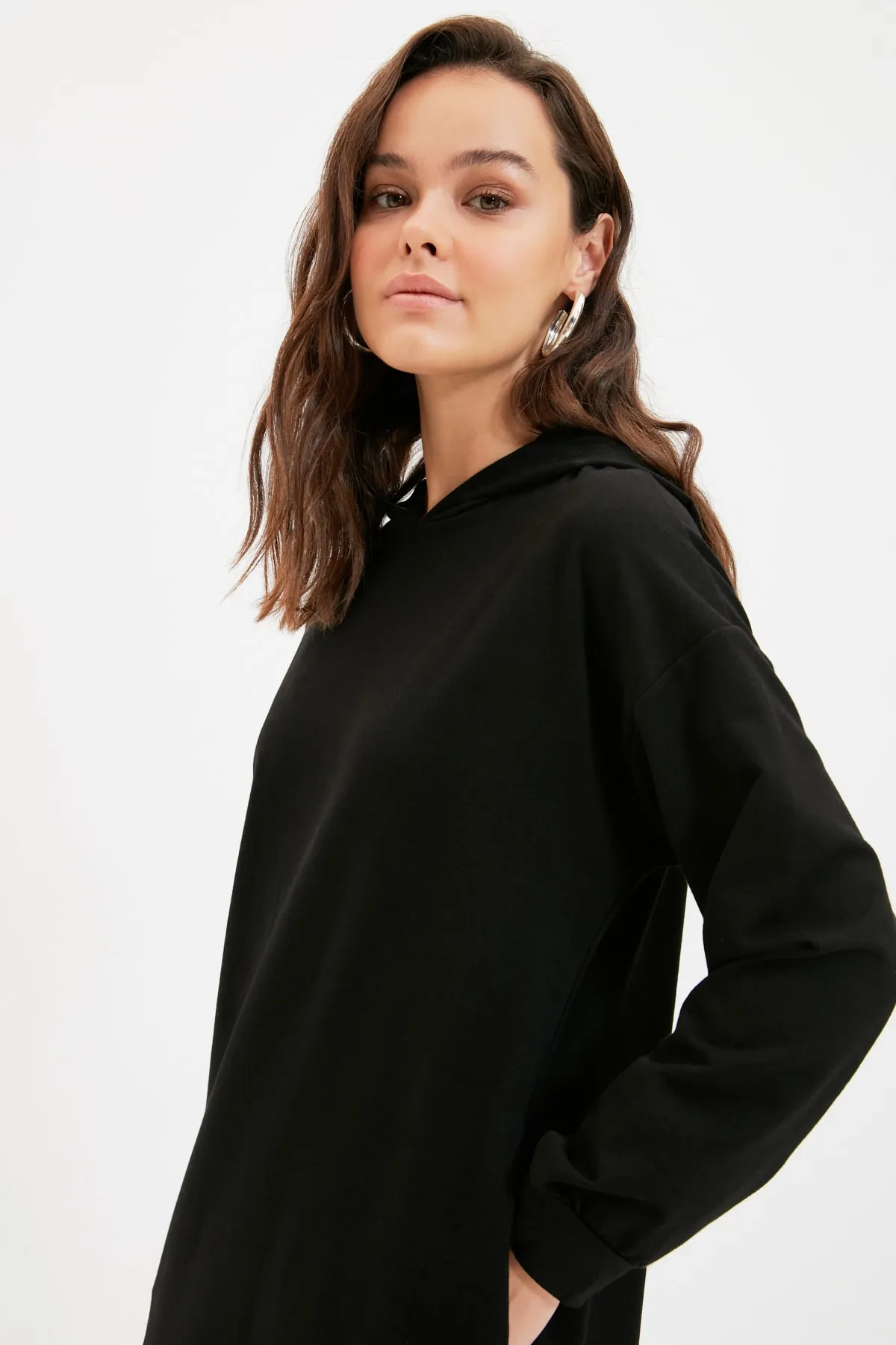 Trendyol Modest  Schwarzes Strick-Sweatkleid mit Kapuze TCTAW22EB0142