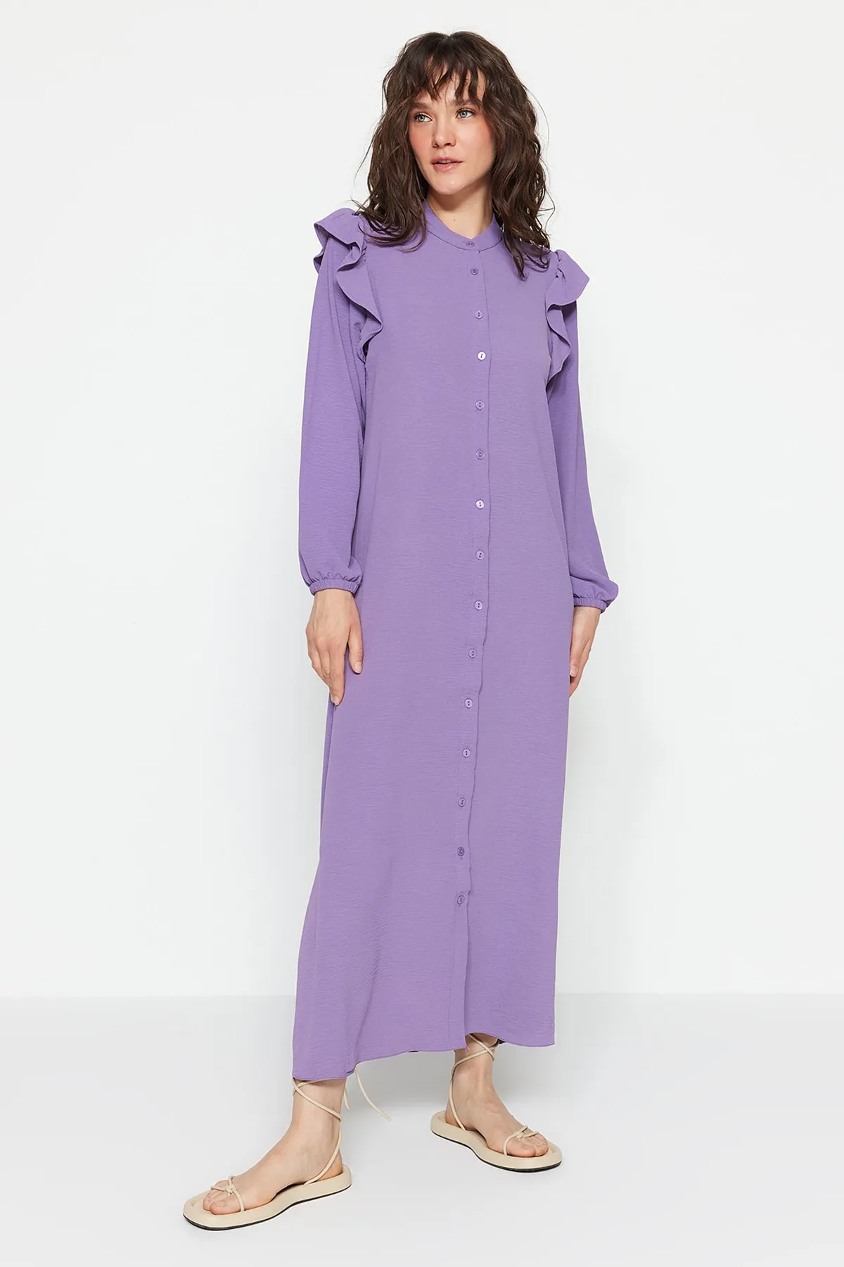 Trendyol Modest  Lilafarbenes, gewebtes Aerobin-Hemdkleid mit Rüschen an den Schultern TCTSS23EB00107