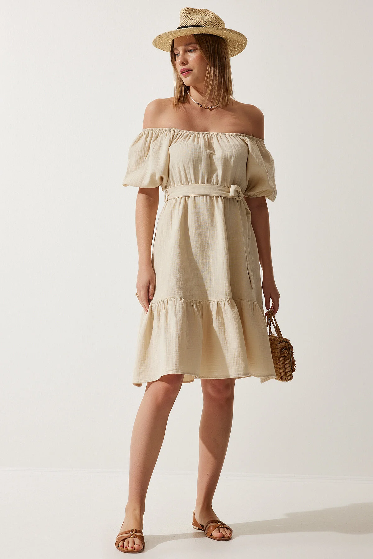 Happiness İstanbul  Cremefarbenes Sommerkleid aus Musselin mit Carmen-Kragen und Gürtel für Damen, MX00157