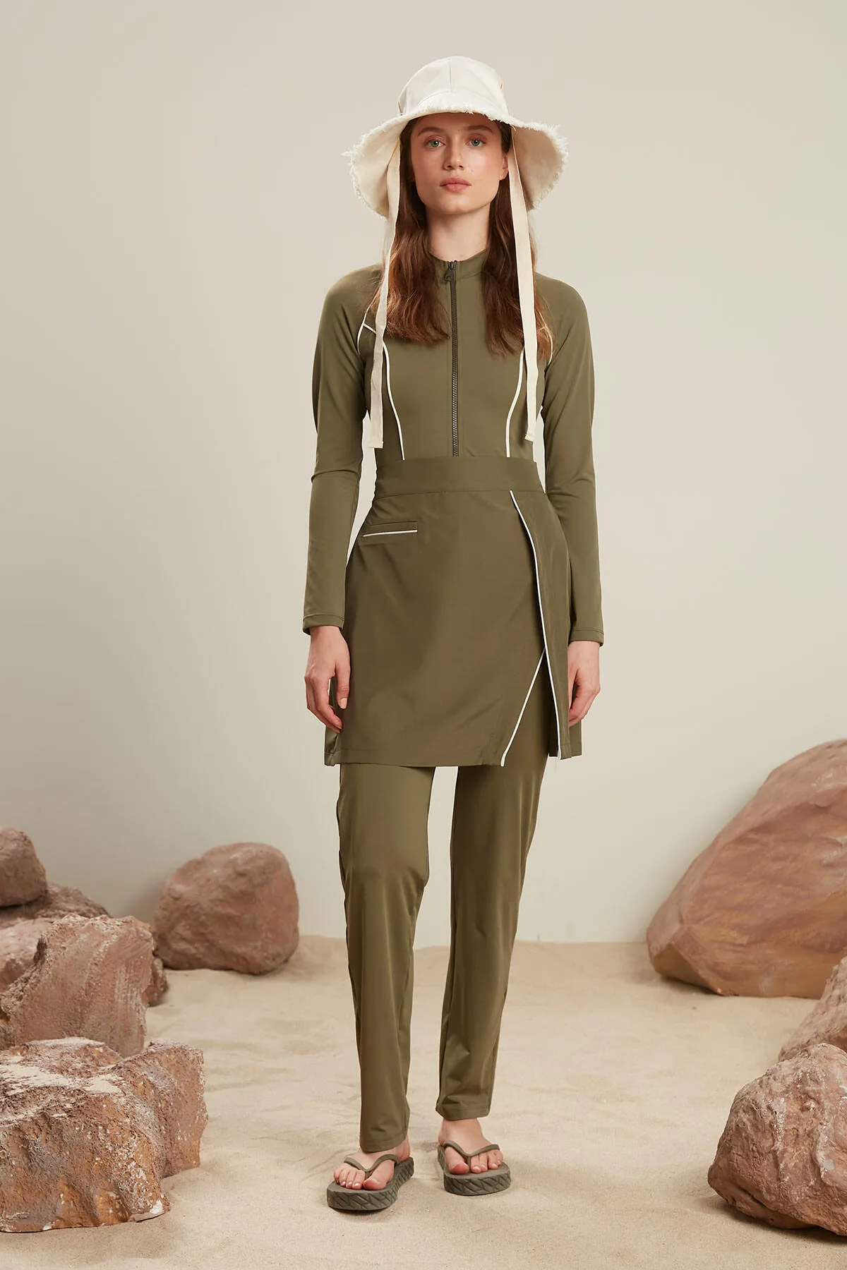 Manuka  HIJAB-BADEHOSE MIT GERADE BEIN, KHAKI