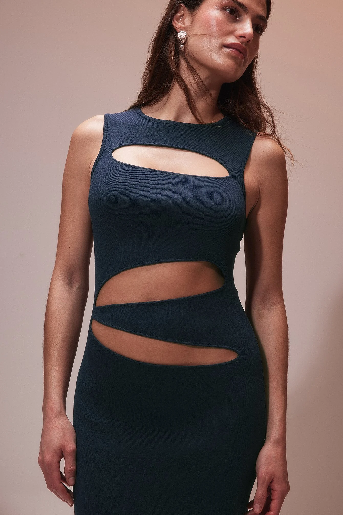 Fein gestricktes Maxikleid mit Cut-Outs