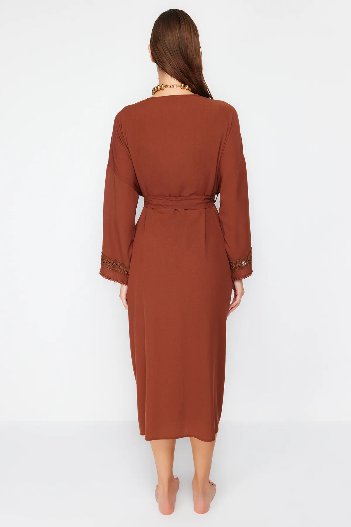 Trendyol Collection  Brauner Midi-Kimono und Kaftan aus 100 % Baumwolle mit Gürtel und Streifen-Accessoires TBESS21KM0008