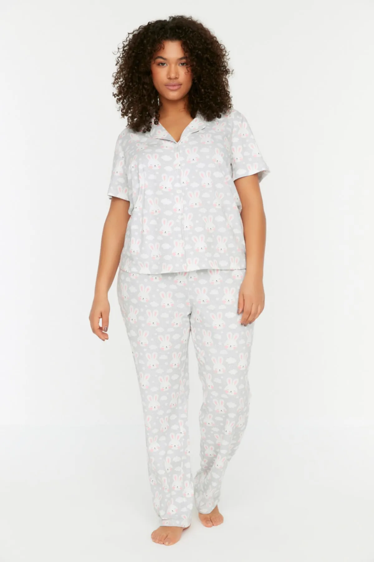 Trendyol Curve  Grau bedrucktes Pyjama-Set aus Strick mit Knöpfen TBBSS22PT0710