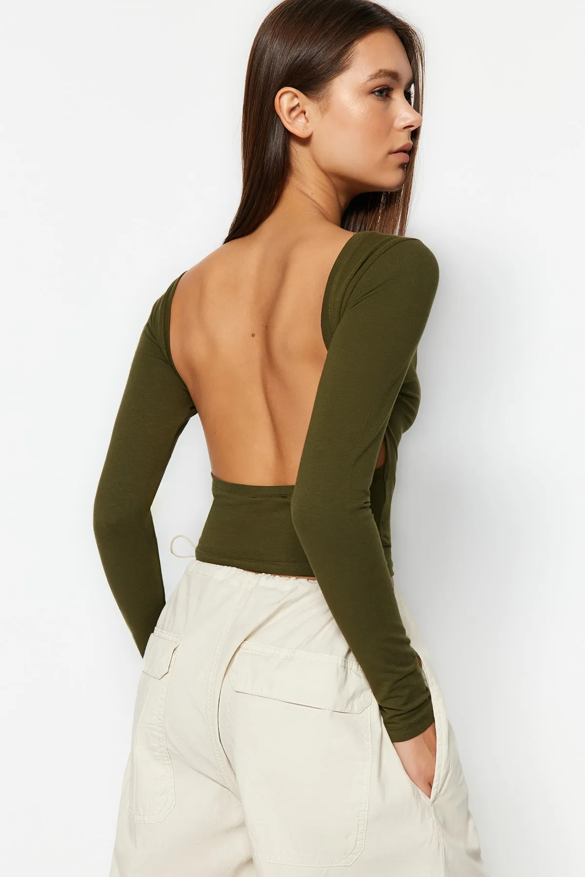 Trendyol Collection  Khakifarbene, tiefe, rückenfreie, taillierte, dehnbare Strickbluse aus Baumwolle TWOAW24BZ00173