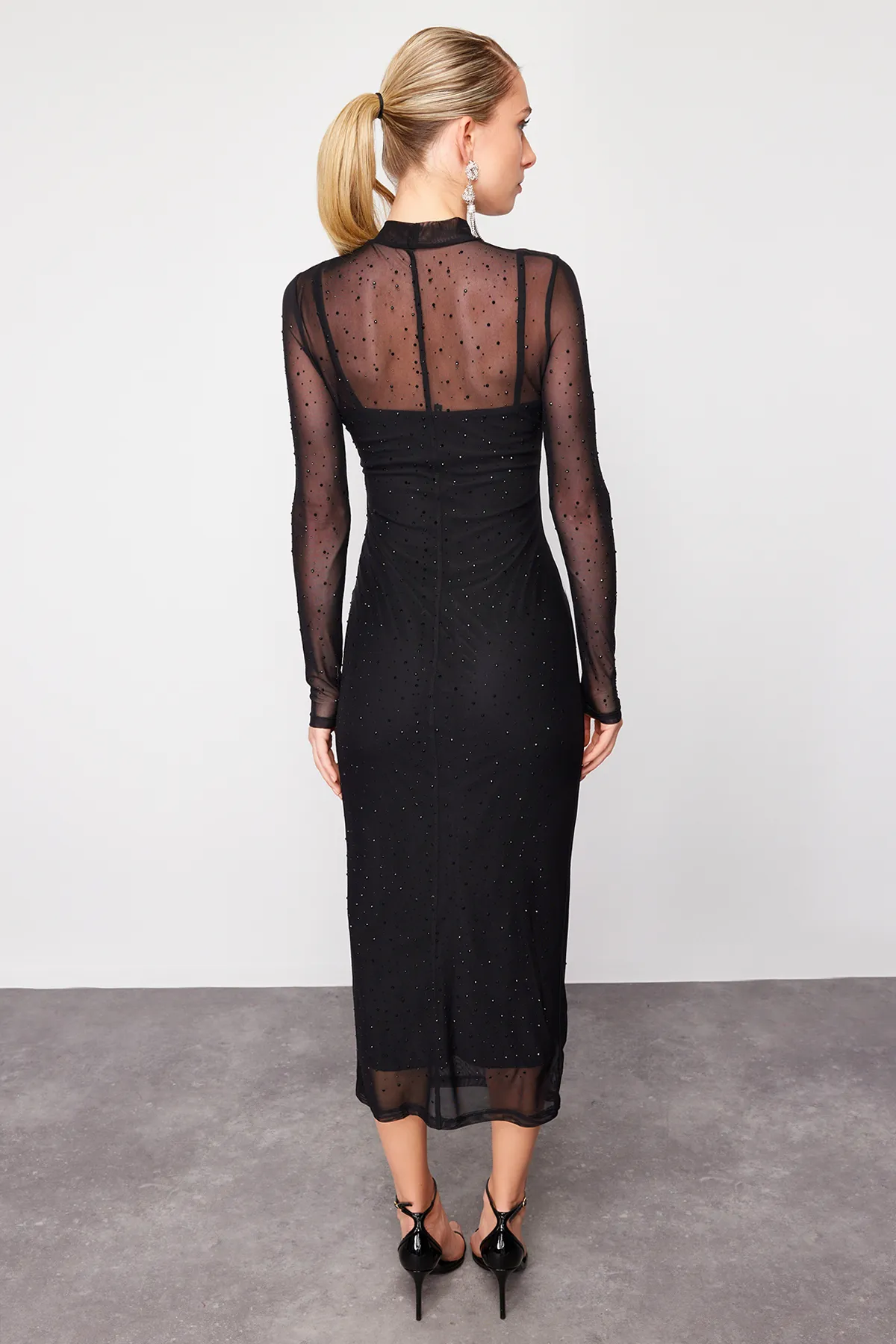 Trendyol Collection  Limitiertes schwarzes Tüllkleid mit glänzendem Stein TPRAW24EL00208