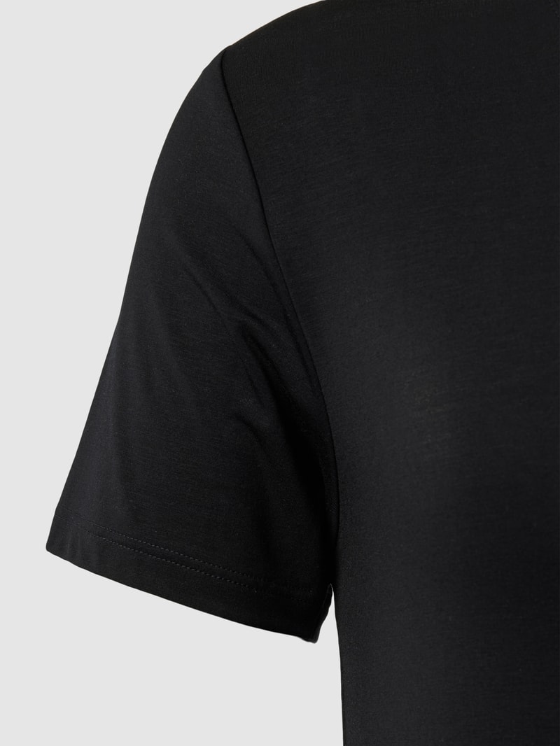 T-Shirt mit V-Ausschnitt in schwarz