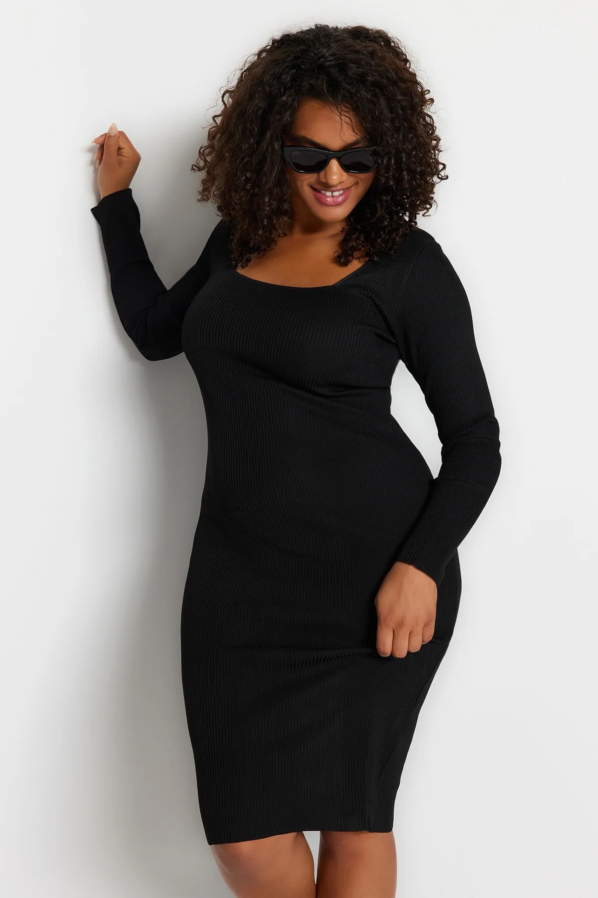 Trendyol Curve  Schwarzes, figurbetontes Strickkleid mit eckigem Kragen TBBAW24AH00005