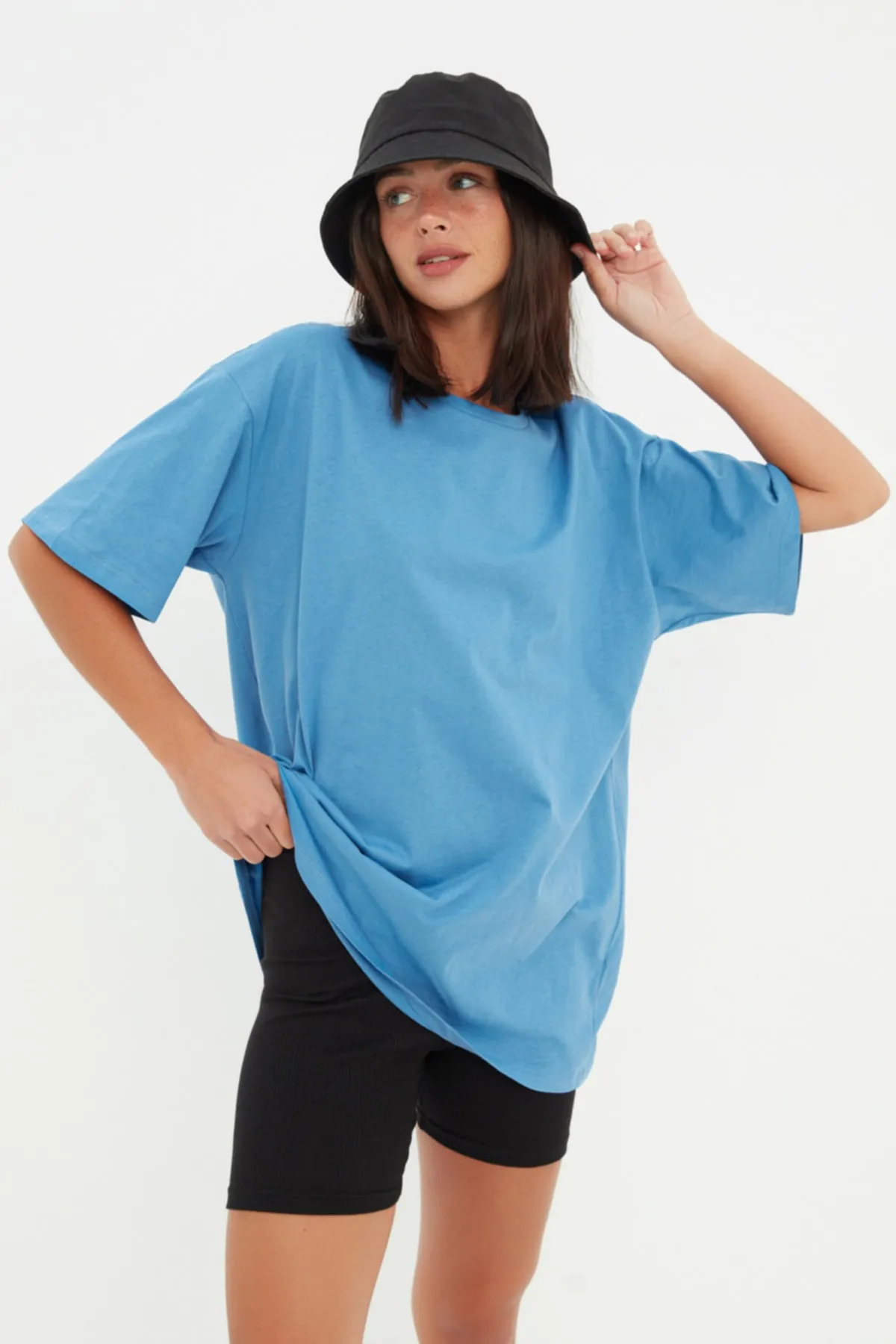 Trendyol Collection  Indigofarbenes Strick-T-Shirt aus 100 % Baumwolle mit Slogan-Print, Boyfriend-Passform und Rundhalsausschnitt TWOSS22TS2168